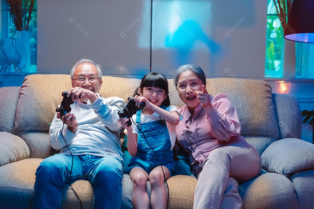 Tempo de jogo feliz em família asiática. menina com avós juntos jogando videogame