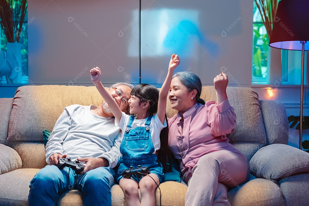 Tempo de jogo feliz em família asiática. menina com avós juntos jogando videogame use controle de joystick