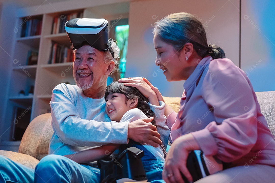 Tempo de jogo feliz em família asiática. menina com avós juntos jogando videogame use controle de joystick