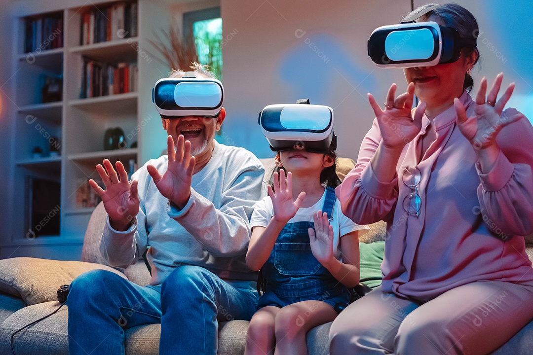 Tempo de jogo feliz em família asiática. menina com avós juntos jogando videogame use controle de joystick