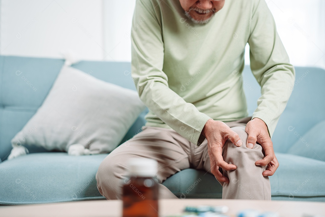 Homem sênior asiático sente dor no joelho.