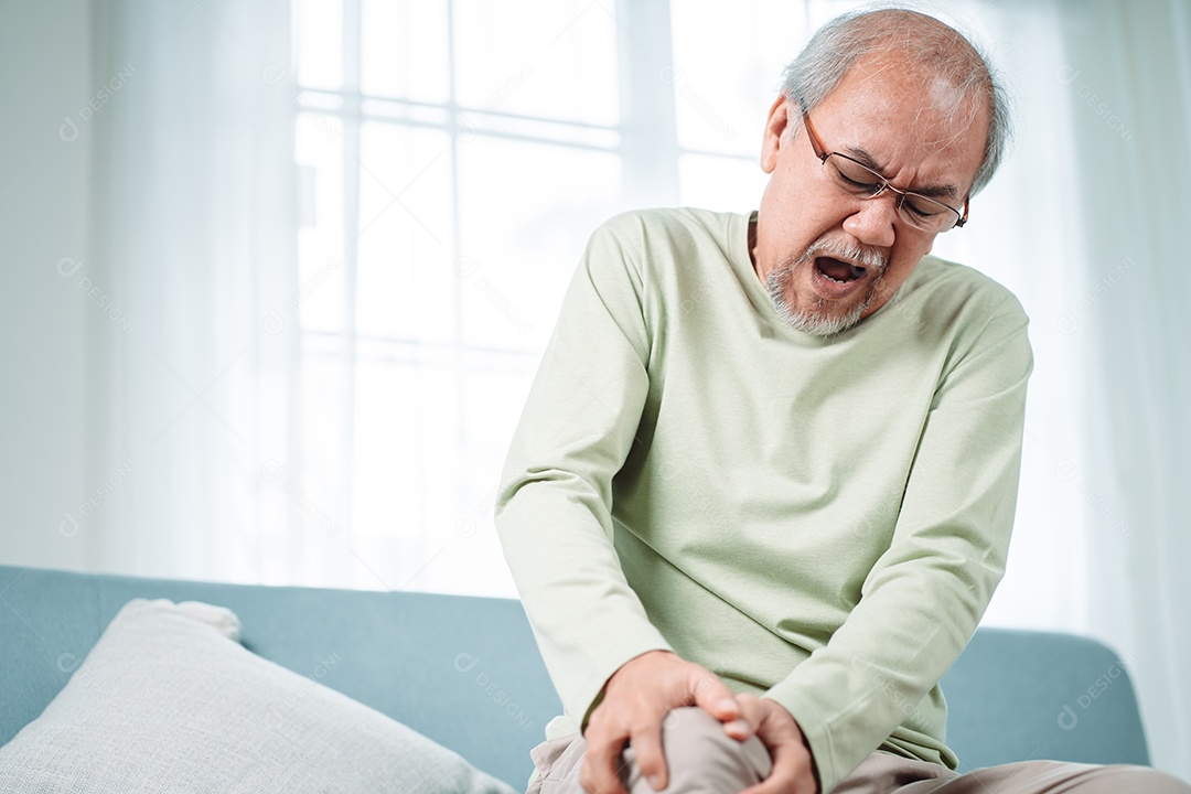 Homem sênior asiático sente dor no joelho.