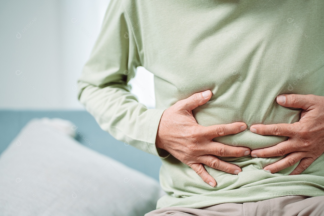 Homem sênior asiático sente dor de estômago.