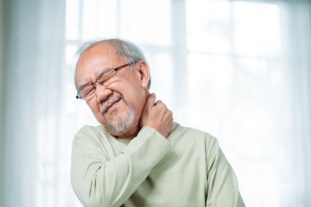 Idoso asiático sênior sente dor no pescoço sua dor no pescoço comovente.