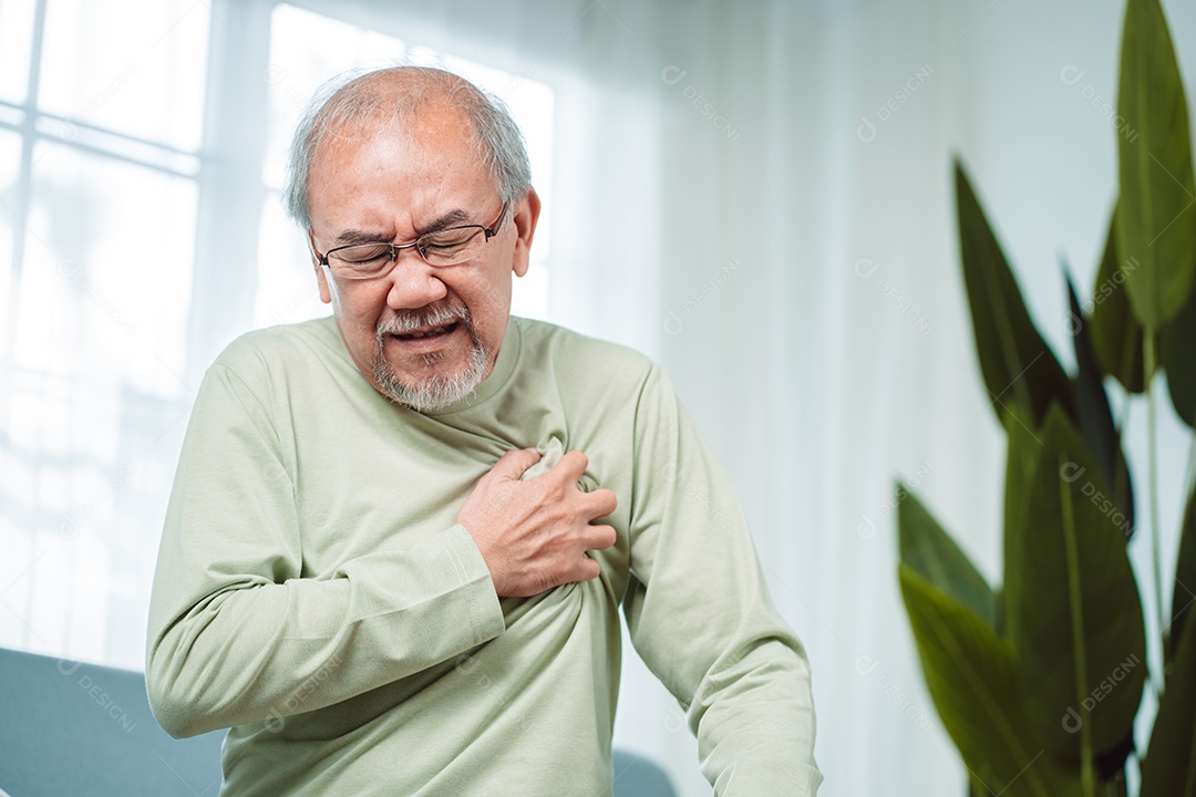 Homem sênior com dor no peito sofre de ataque cardíaco.