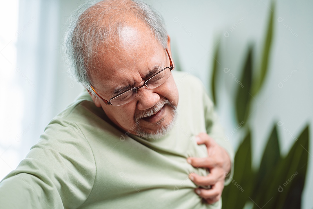Homem sênior com dor no peito sofre de ataque cardíaco.