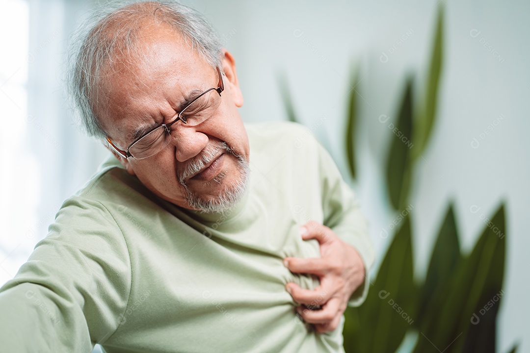 Homem sênior com dor no peito sofre de ataque cardíaco.