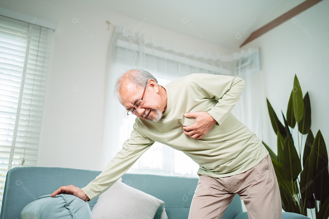 Homem sênior com dor no peito sofre de ataque cardíaco.