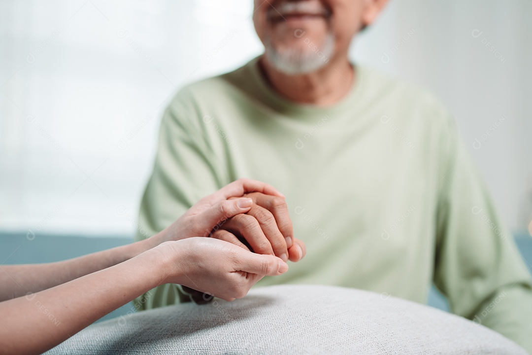 Paciente idoso asiático sênior fazendo fisioterapia com cuidador.