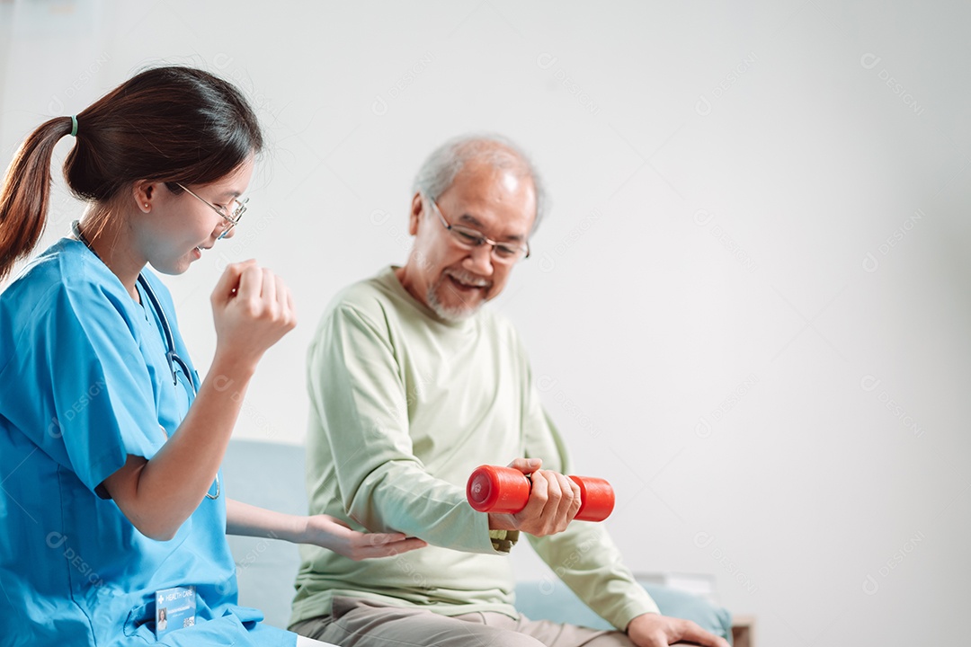 Paciente idoso asiático sênior fazendo fisioterapia com cuidador.