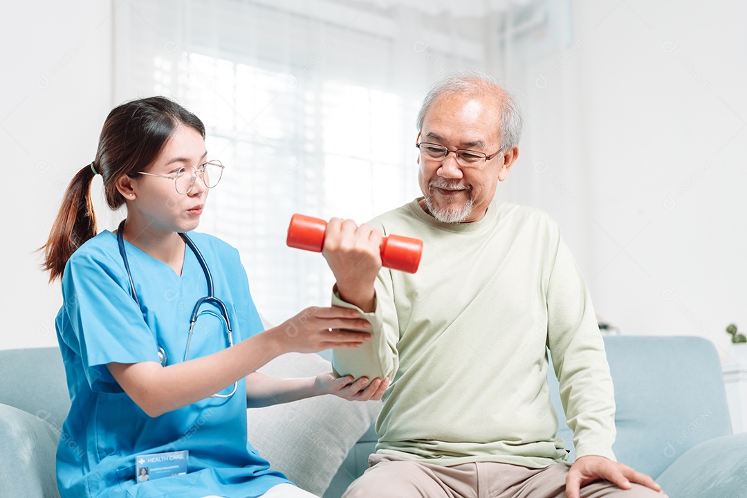 Paciente idoso asiático sênior fazendo fisioterapia com cuidador.