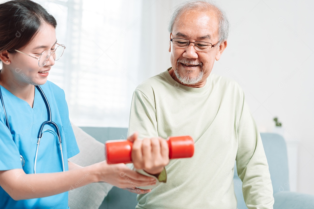 Paciente idoso asiático sênior fazendo fisioterapia com cuidador.