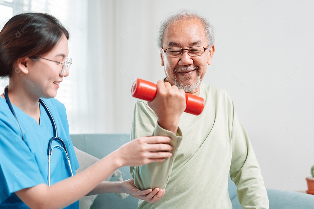 Velho sênior asiático fazendo fisioterapeuta com apoio do cuidador.