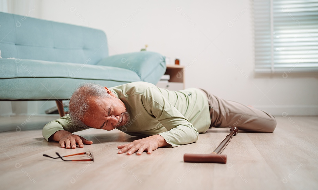 Homem sênior asiático caindo no chão com walker na sala de estar em casa.