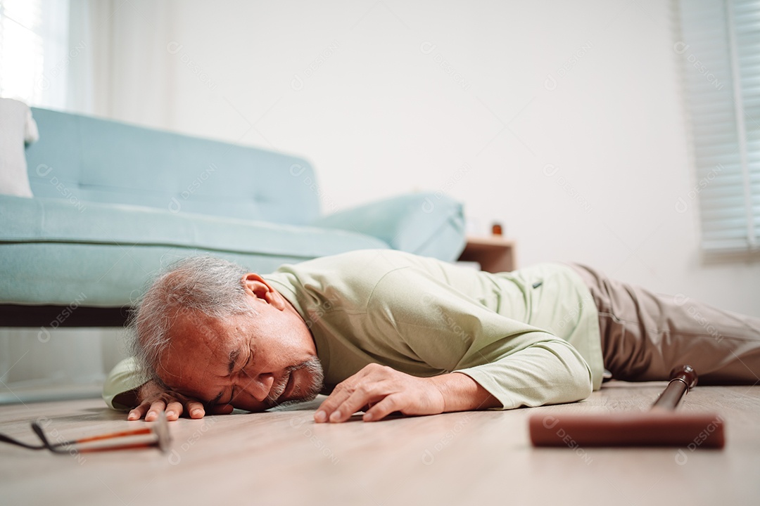 Homem sênior asiático caindo no chão com walker na sala de estar em casa.