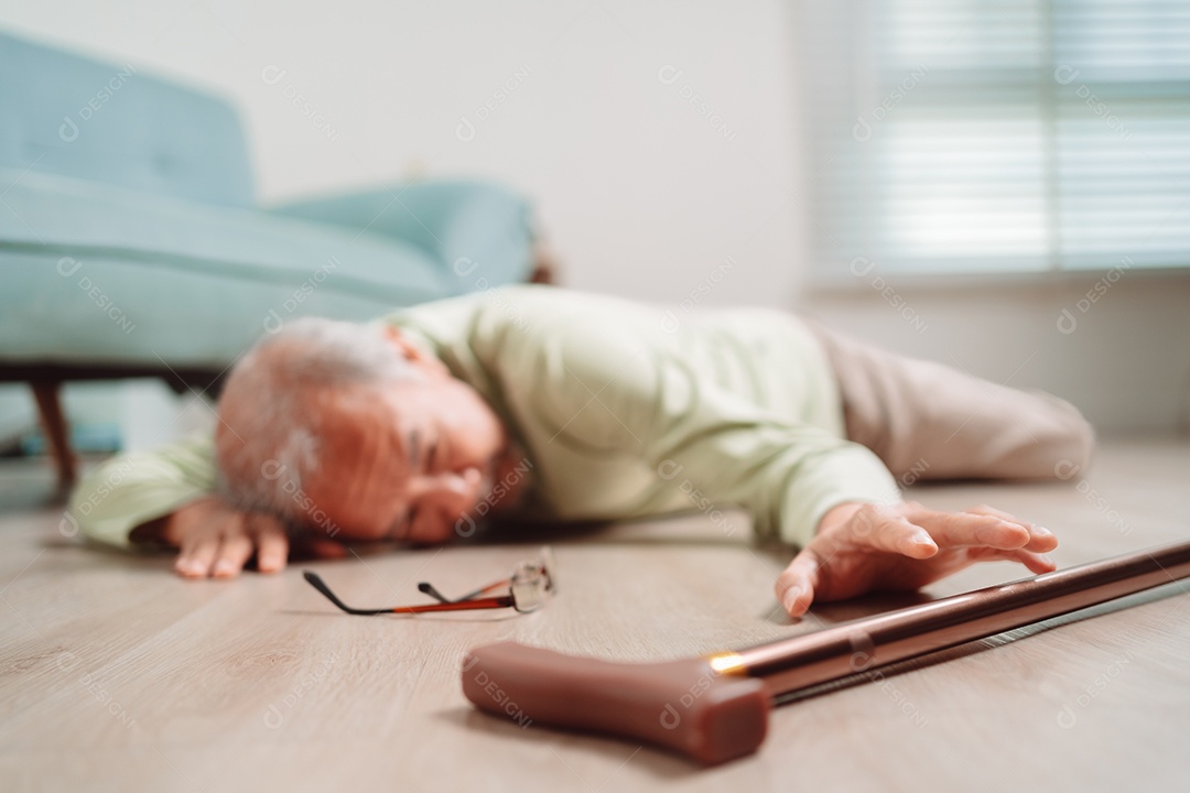 Homem sênior asiático caindo no chão com walker na sala de estar em casa.
