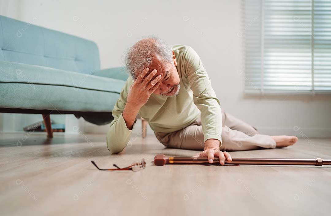 Homem sênior asiático caindo no chão com walker na sala de estar em casa.