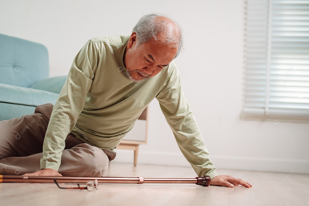 Homem sênior asiático caindo no chão com walker na sala de estar em casa.