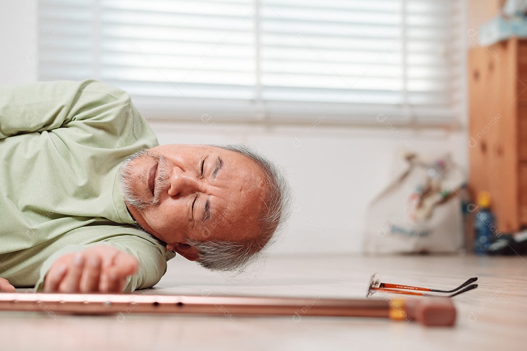 Homem sênior asiático caindo no chão com walker na sala de estar em casa.