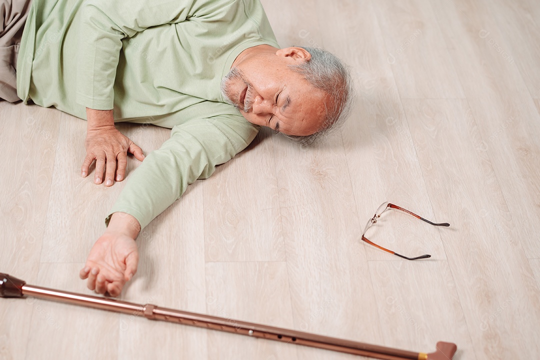 Homem sênior asiático caindo no chão com walker na sala de estar em casa.