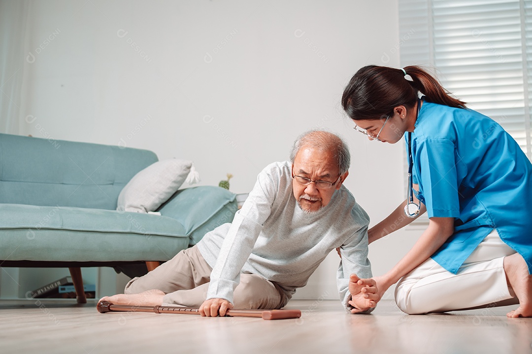Homem sênior asiático caindo no chão com walker na sala de estar em casa.