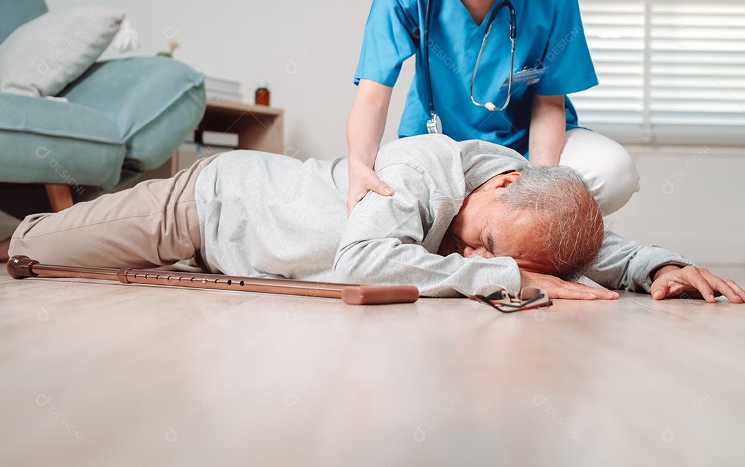 Homem sênior asiático caindo no chão com walker na sala de estar em casa.