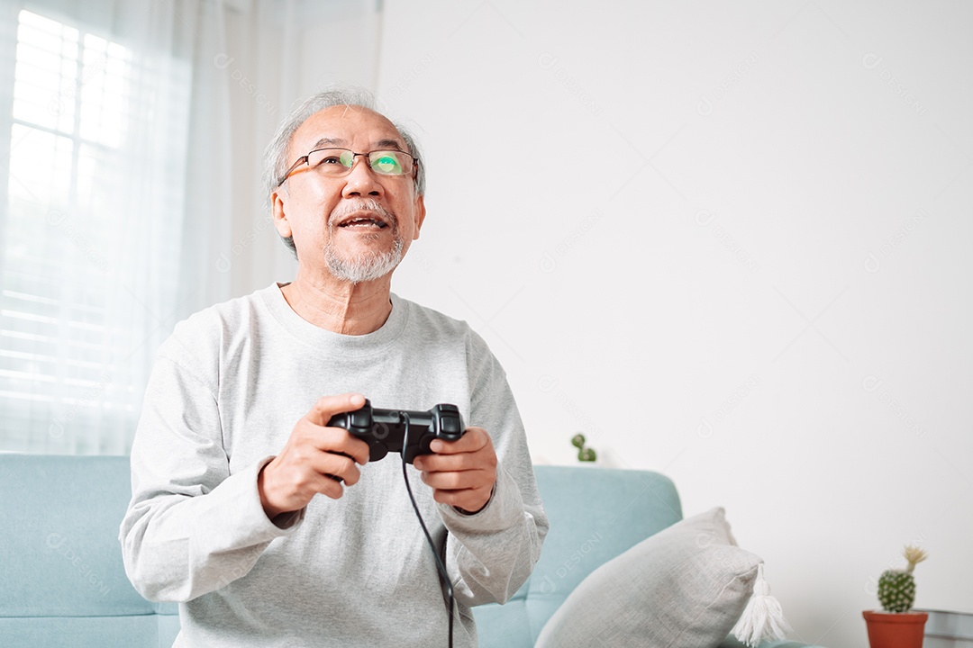 Homem mais velho asiático se divertindo curtindo o videogame