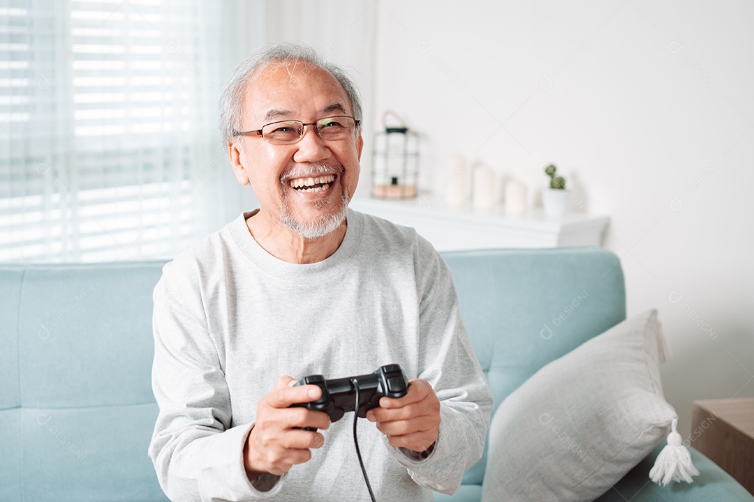 Homem mais velho asiático se divertindo curtindo o videogame