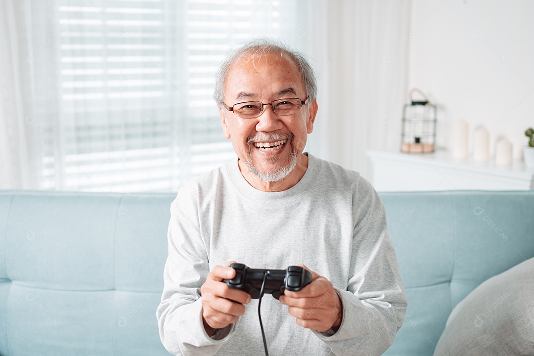 Homem mais velho asiático se divertindo curtindo o videogame