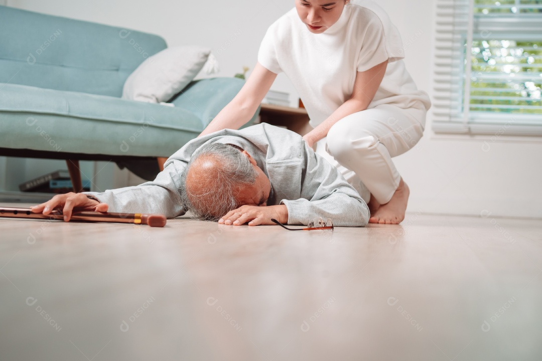 Filha ou neta de mulher asiática ajudando o homem sênior caído no chão