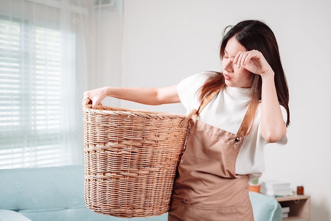 Mulher asiática limpando tarefas domésticas na sala de estar em casa.