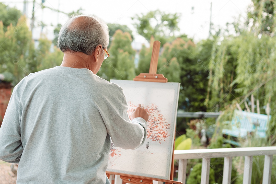 Homem sênior pintando quadro