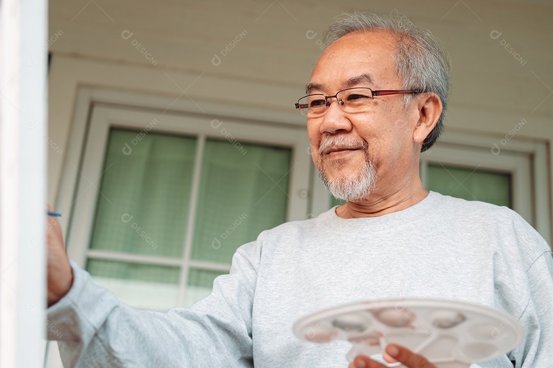 Homem sênior pintando quadro