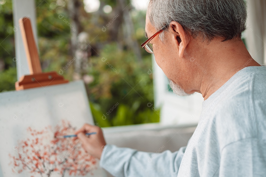 Homem sênior pintando quadro