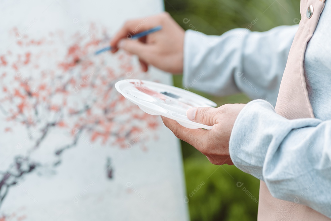 Homem sênior pintando quadro
