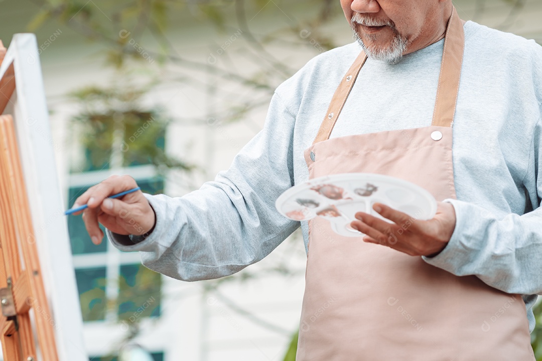 Homem sênior pintando quadro