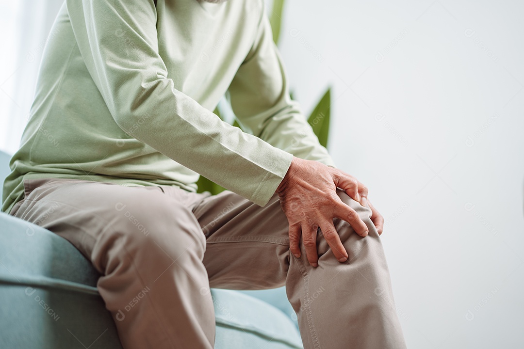 Homem sênior asiático sente dor no joelho.