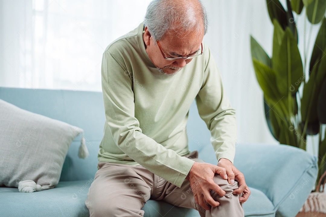 Homem sênior asiático sente dor no joelho.