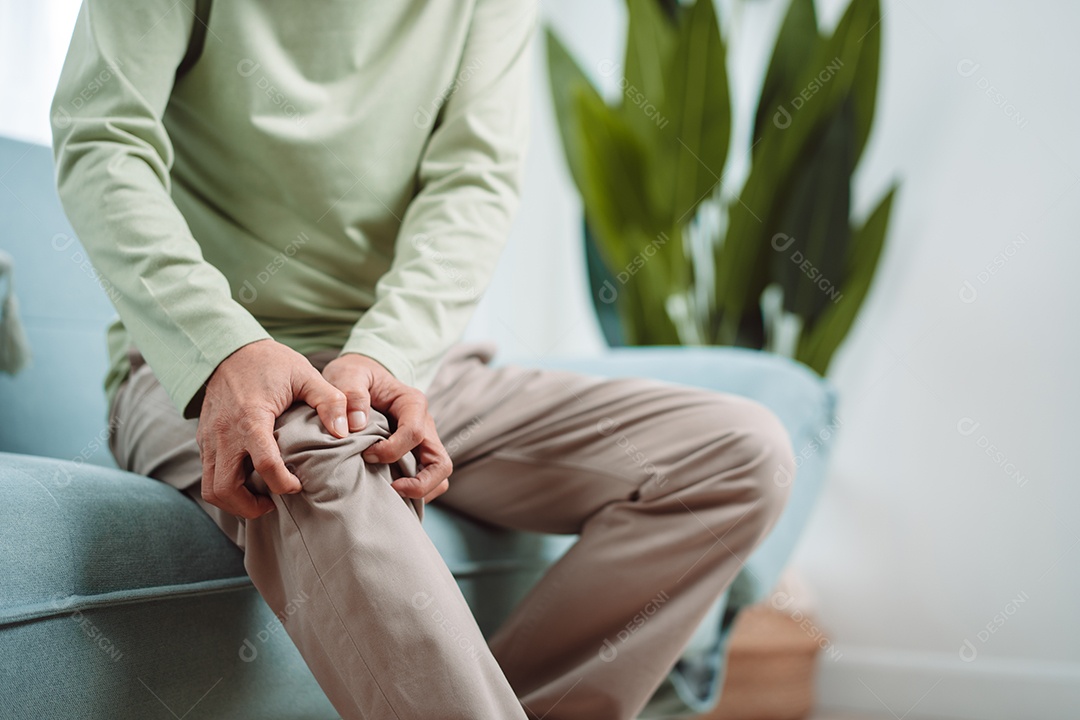 Homem sênior asiático sente dor no joelho.