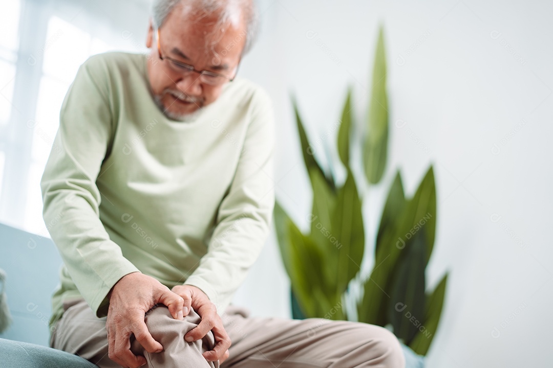 Homem sênior asiático sente dor no joelho.