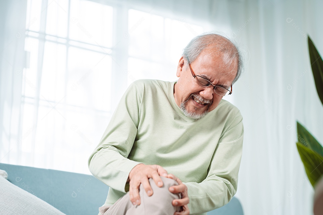 Homem sênior asiático sente dor no joelho.