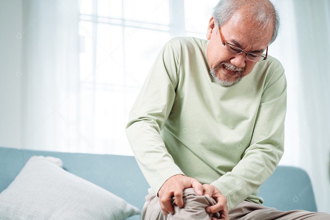 Homem sênior asiático sente dor no joelho.