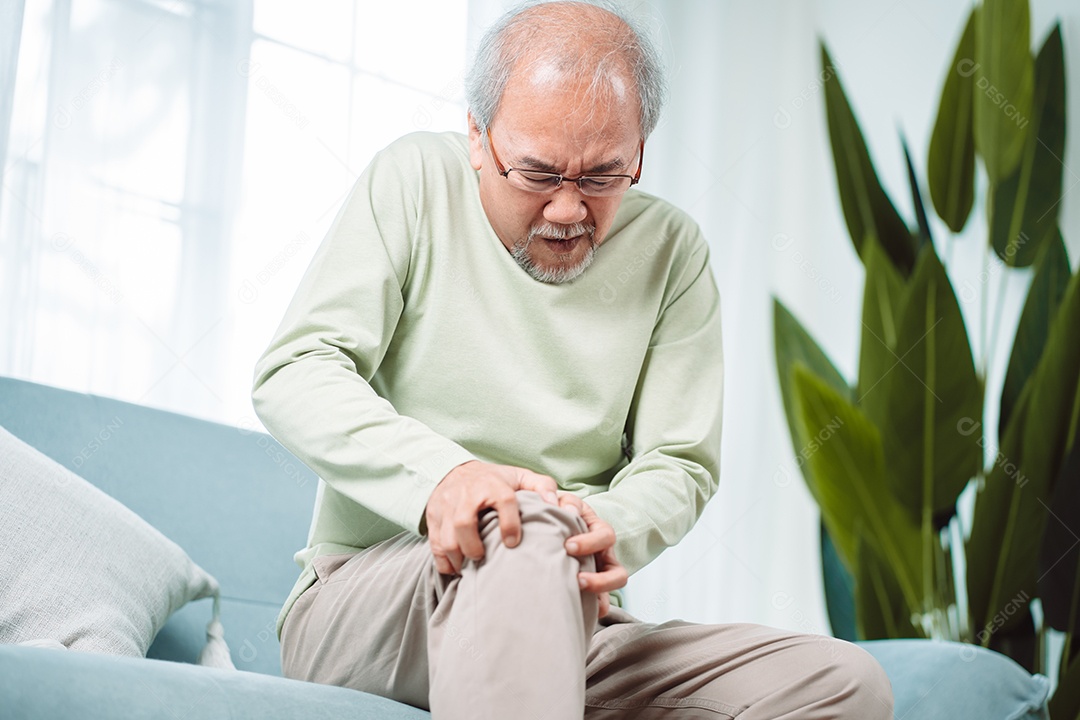 Homem sênior asiático sente dor no joelho.