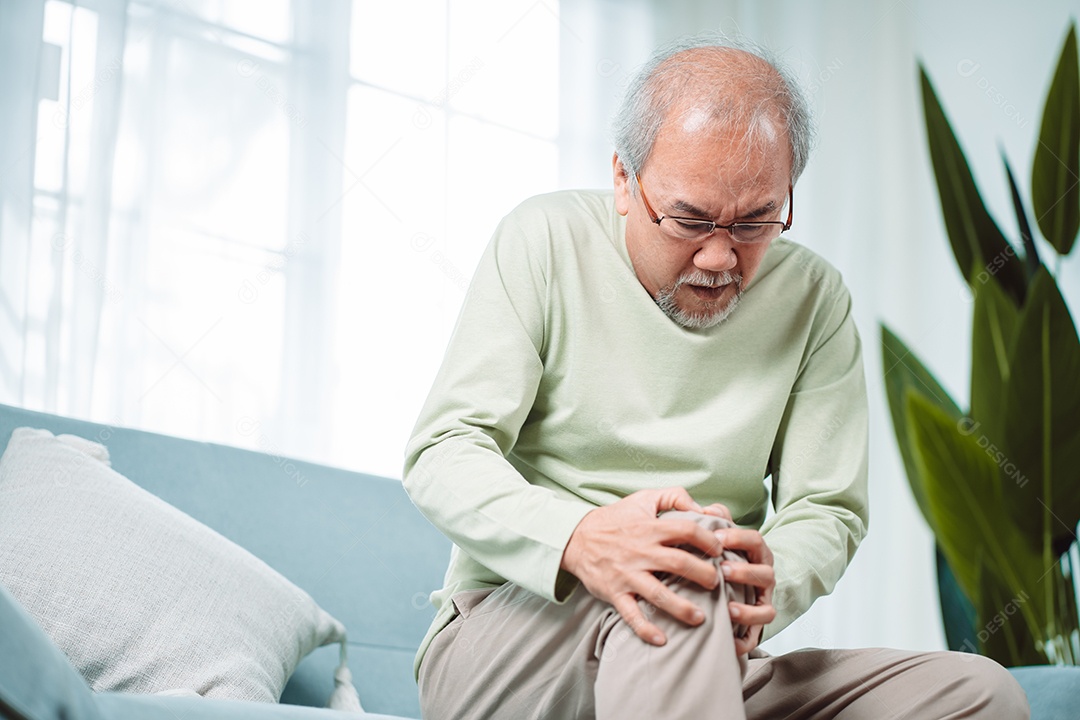 Homem sênior asiático sente dor no joelho.