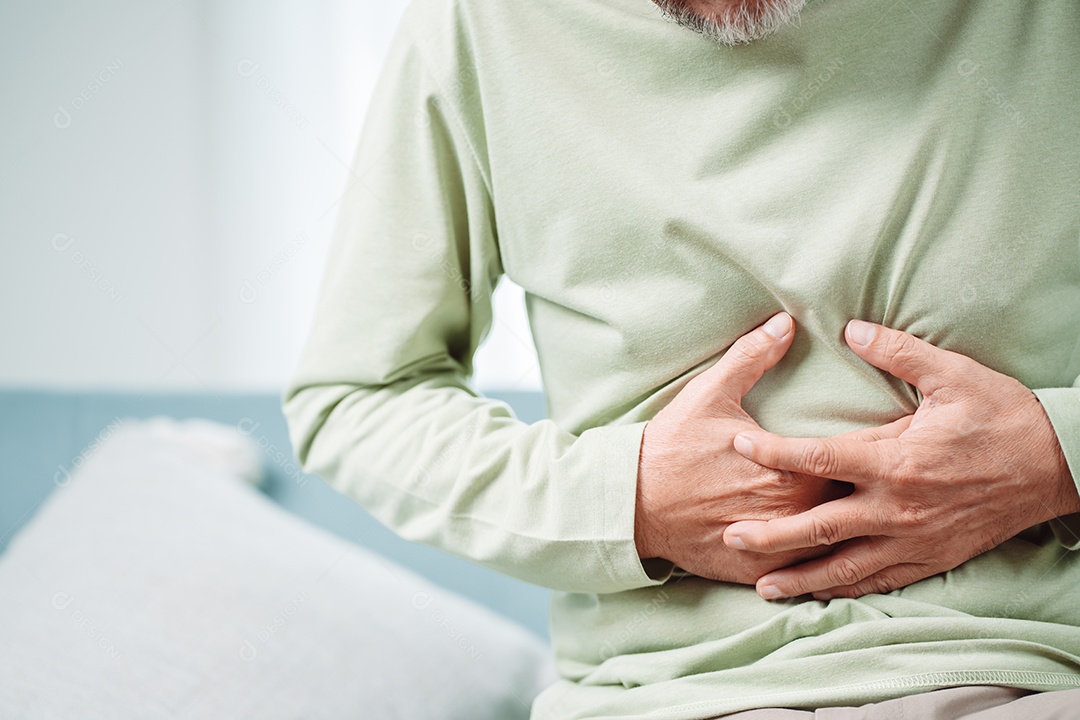 Homem sênior asiático sente dor de estômago.