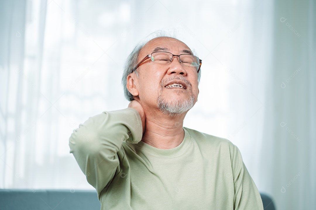 Idoso asiático sênior sente dor no pescoço sua dor no pescoço comovente.