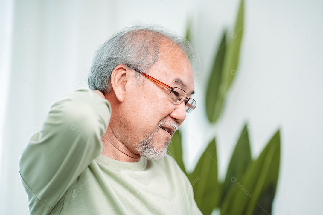 Idoso asiático sênior sente dor no pescoço sua dor no pescoço comovente.