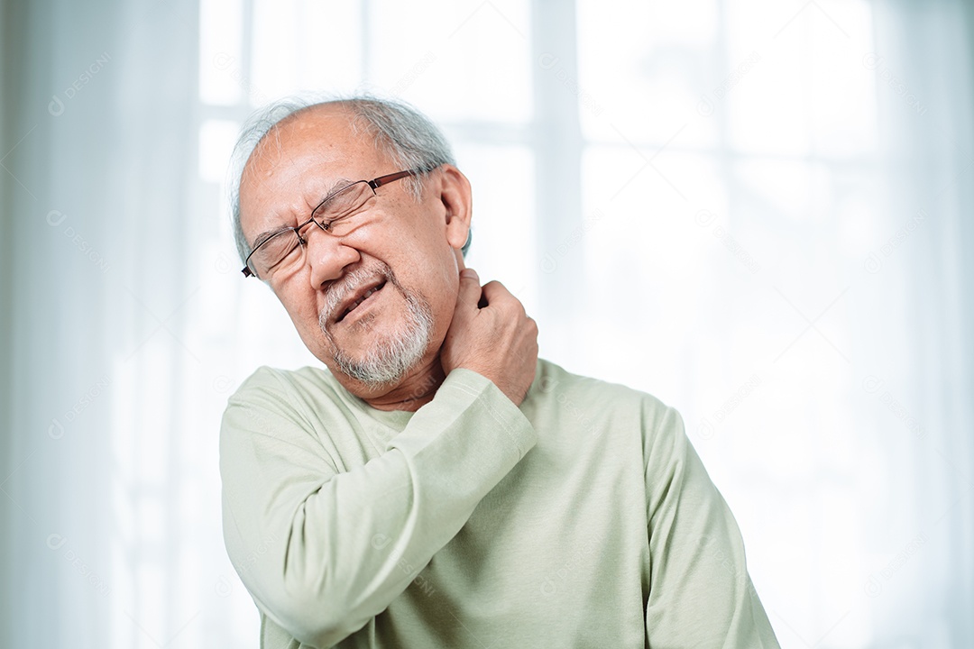 Idoso asiático sênior sente dor no pescoço sua dor no pescoço comovente.