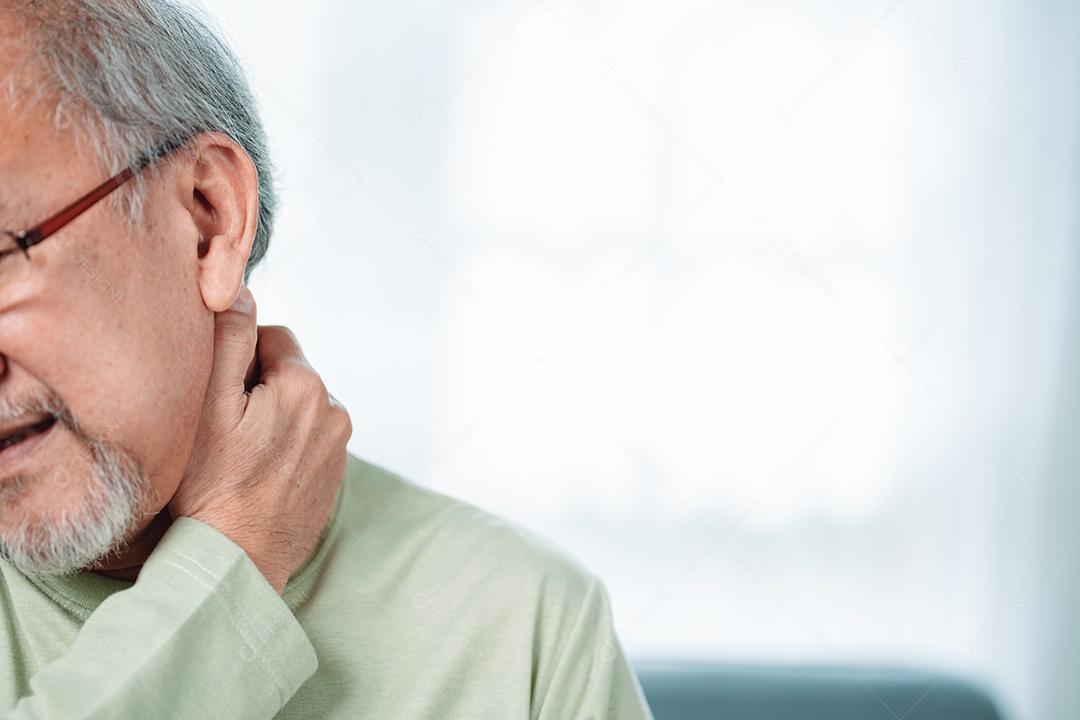 Idoso asiático sênior sente dor no pescoço sua dor no pescoço comovente.