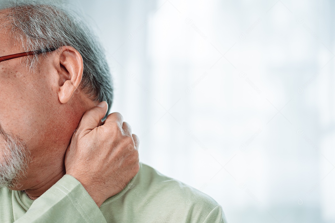 Idoso asiático sênior sente dor no pescoço sua dor no pescoço comovente.